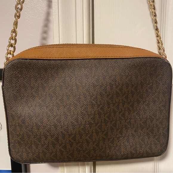 🤍 Micheal Kors Crossbody Bag 🤍 - Picture 2 of 5